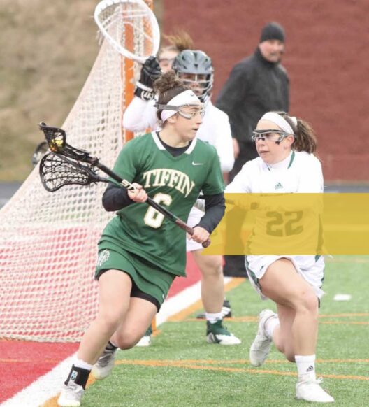 丹妮拉·凱裏在打長曲棍球